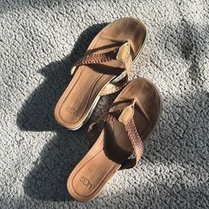 Women UGG sandals, slightly worn